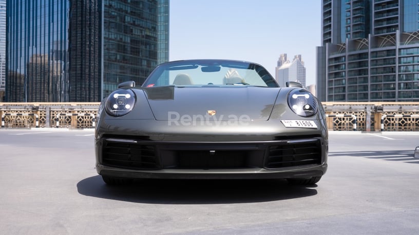 Porsche 911 Carrera cabrio (Grijs), 2021 te huur in Abu Dhabi