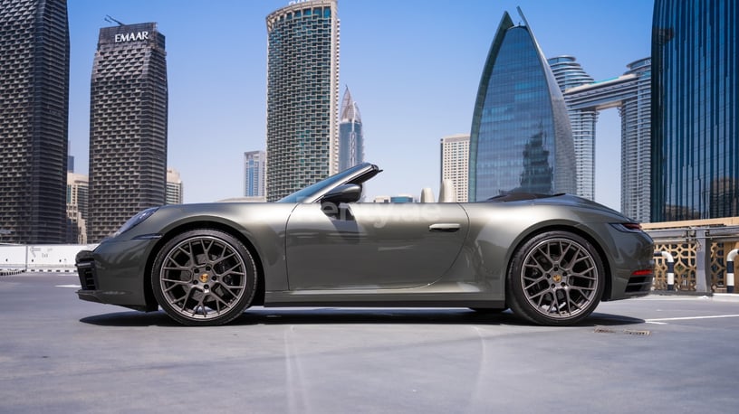 Porsche 911 Carrera cabrio (Grijs), 2021 te huur in Abu Dhabi