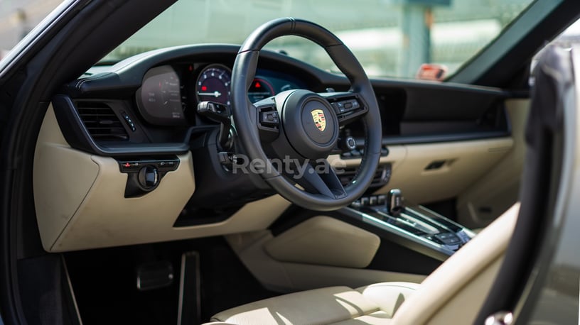 Porsche 911 Carrera cabrio (Grijs), 2021 te huur in Abu Dhabi