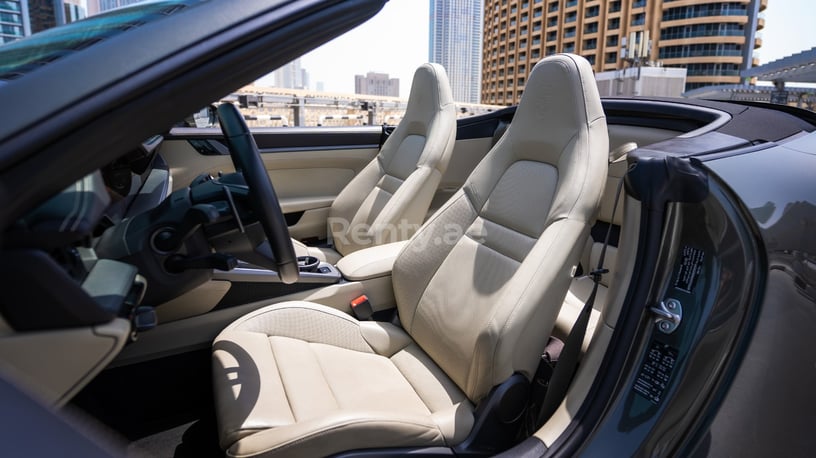 Porsche 911 Carrera cabrio (Grijs), 2021 te huur in Abu Dhabi