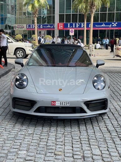 在迪拜 租 保时捷911 Carrera 4s 敞篷车 (灰色), 2022