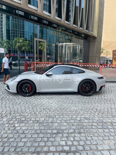 在迪拜 租 保时捷911 Carrera 4s 敞篷车 (灰色), 2022
