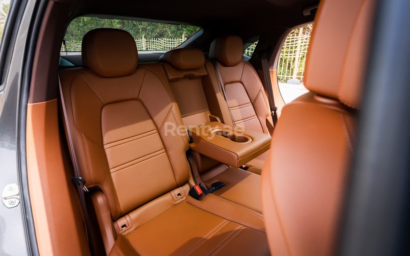 Porsche Cayenne coupe (Grise), 2022 &agrave; louer &agrave; Sharjah