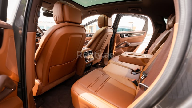 Porsche Cayenne coupe (Grise), 2022 &agrave; louer &agrave; Sharjah