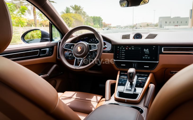 Abu Dabi'de kiralık Porsche Cayenne cupe (Gri), 2022