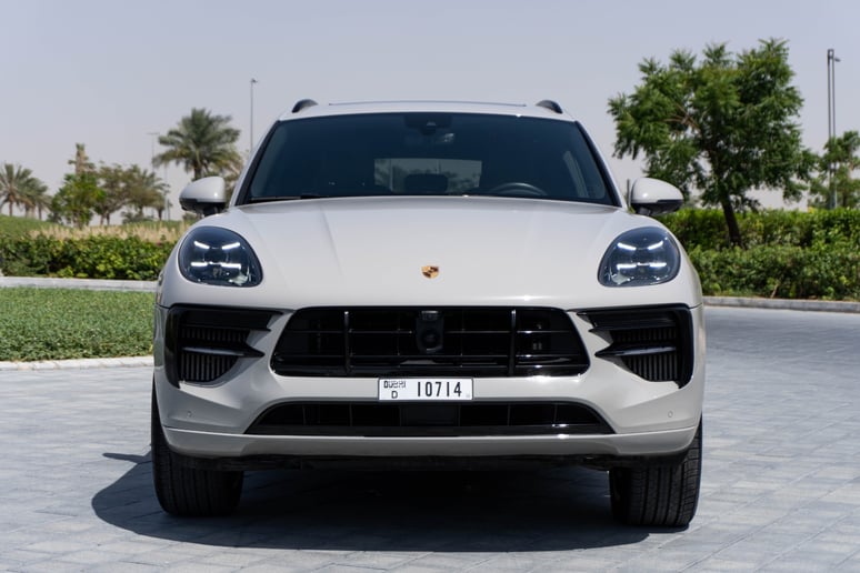 Porsche Macan (Grau), 2021  zur Miete in Ras Al Khaimah