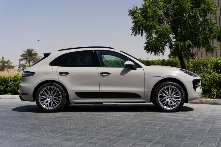 Porsche Macan (Grau), 2021  zur Miete in Ras Al Khaimah
