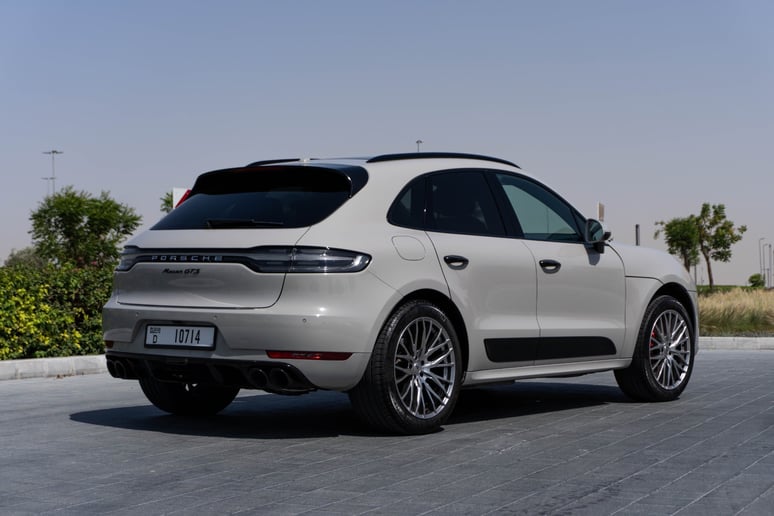Porsche Macan (Grau), 2021  zur Miete in Ras Al Khaimah