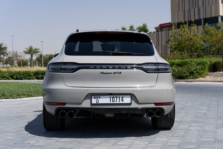 Porsche Macan (Grau), 2021  zur Miete in Ras Al Khaimah