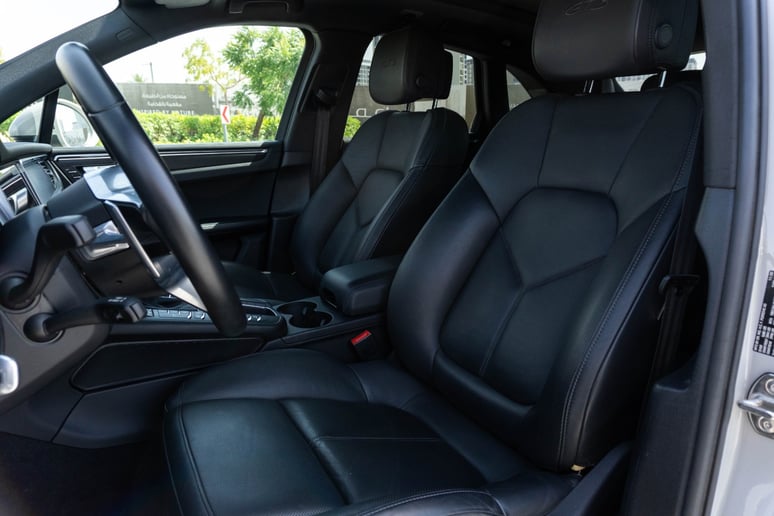 Porsche Macan (Grau), 2021  zur Miete in Ras Al Khaimah