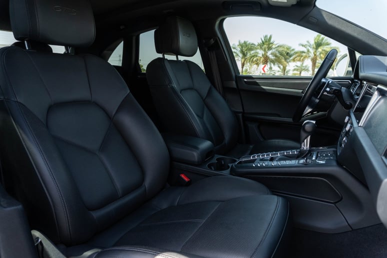 Porsche Macan (Grau), 2021  zur Miete in Ras Al Khaimah
