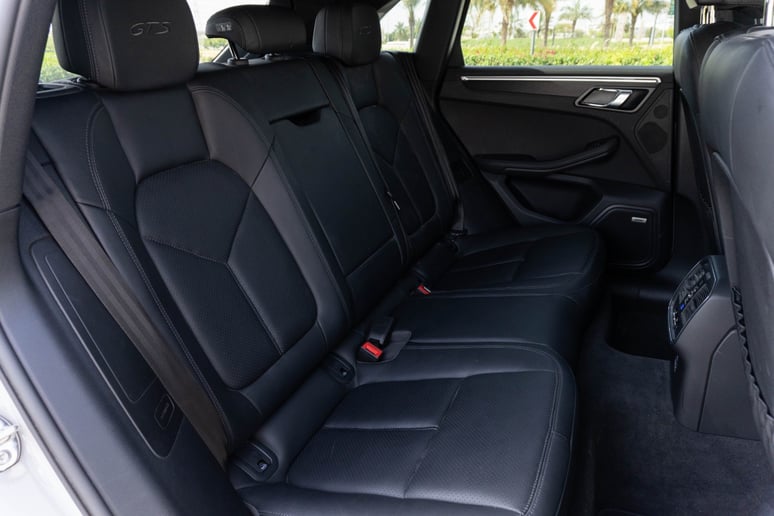 Porsche Macan (Grau), 2021  zur Miete in Ras Al Khaimah