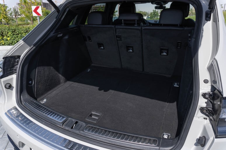Porsche Macan (Grau), 2021  zur Miete in Ras Al Khaimah