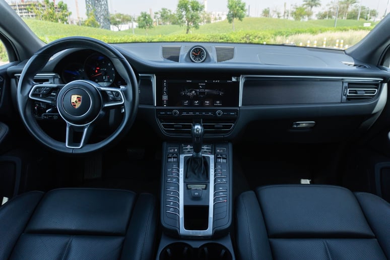Porsche Macan (Grau), 2021  zur Miete in Ras Al Khaimah