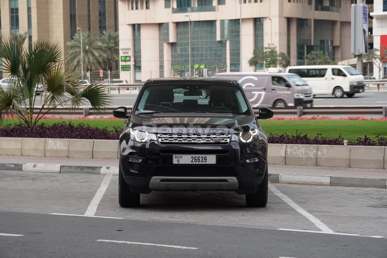 Range Rover Discovery (Gris), 2019 para alquiler en Sharjah