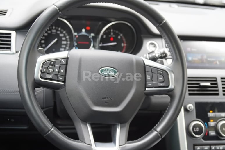 Range Rover Discovery (Gris), 2019 para alquiler en Sharjah
