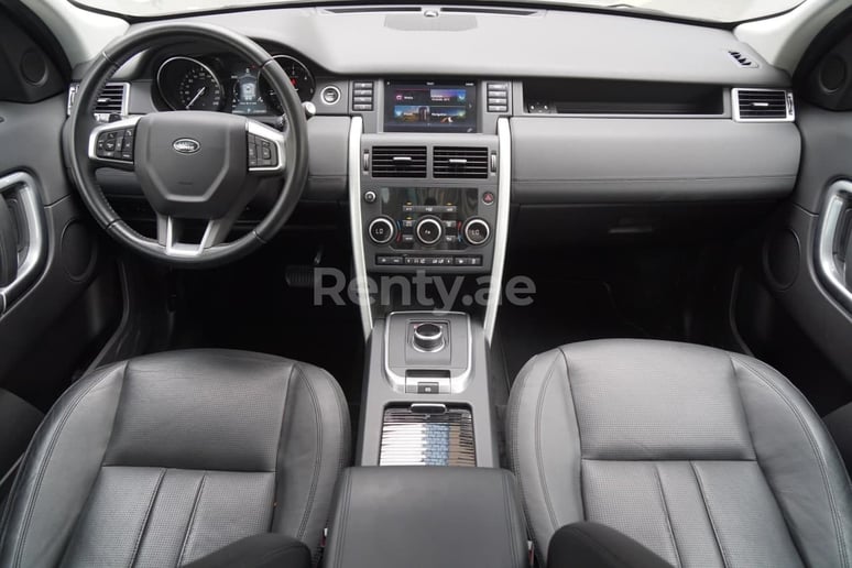 Range Rover Discovery (Gris), 2019 para alquiler en Sharjah