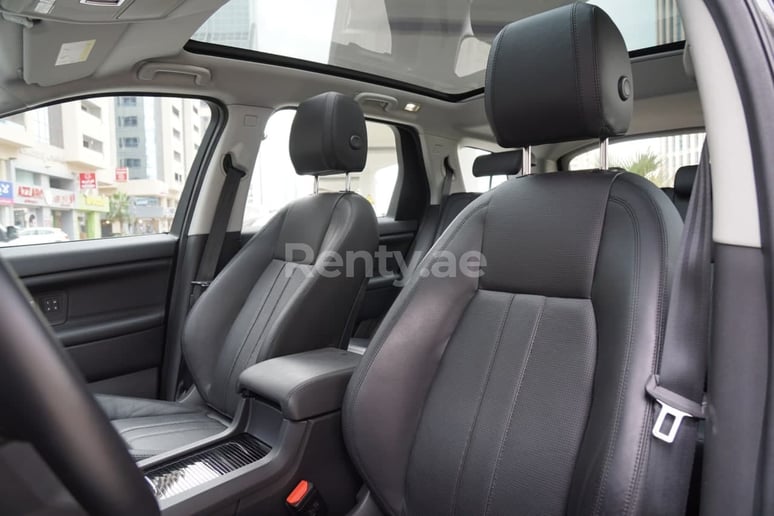 Range Rover Discovery (Gris), 2019 para alquiler en Sharjah