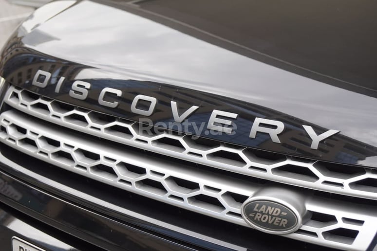Range Rover Discovery (Gris), 2019 para alquiler en Sharjah