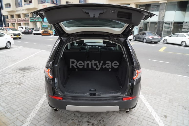 Range Rover Discovery (Gris), 2019 para alquiler en Sharjah