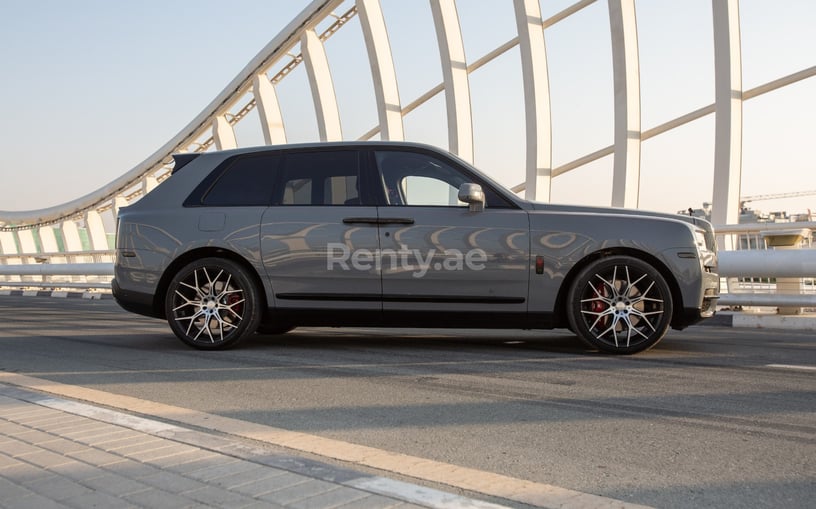إيجار رولز رويس كولينان Black Badge Mansory (اللون الرمادي), 2022 في أبو ظبي