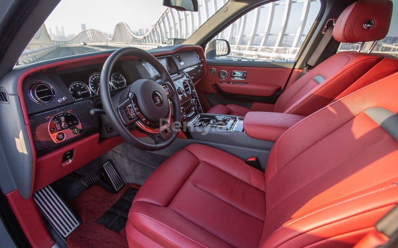 إيجار رولز رويس كولينان Black Badge Mansory (اللون الرمادي), 2022 في أبو ظبي