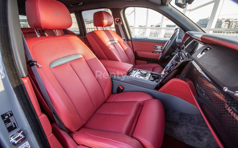 إيجار رولز رويس كولينان Black Badge Mansory (اللون الرمادي), 2022 في أبو ظبي