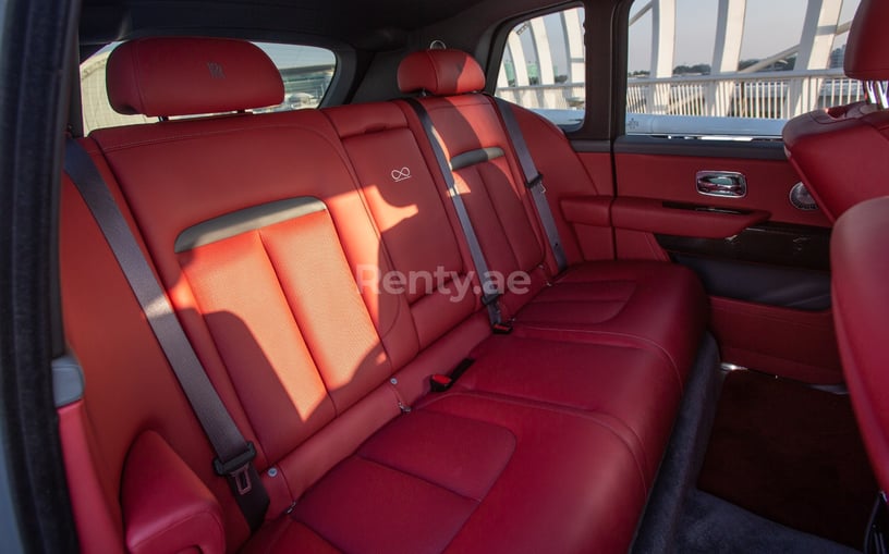 إيجار رولز رويس كولينان Black Badge Mansory (اللون الرمادي), 2022 في أبو ظبي