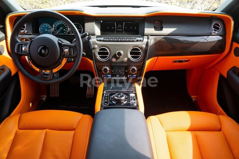 Rolls Royce Cullinan (Gris), 2021 para alquiler en Dub&aacute;i