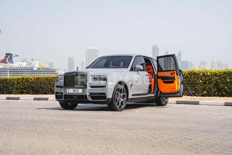 Rolls Royce Cullinan (Gris), 2021 para alquiler en Dub&aacute;i