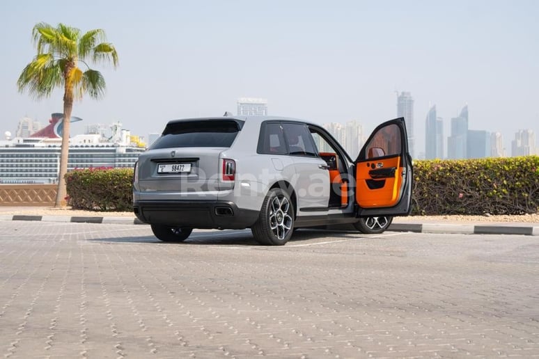 Rolls Royce Cullinan (Gris), 2021 para alquiler en Dub&aacute;i