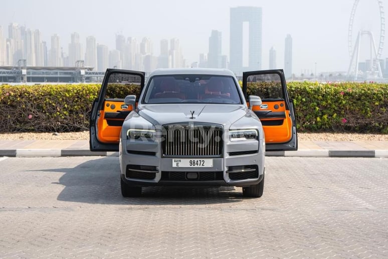 Rolls Royce Cullinan (Gris), 2021 para alquiler en Dub&aacute;i