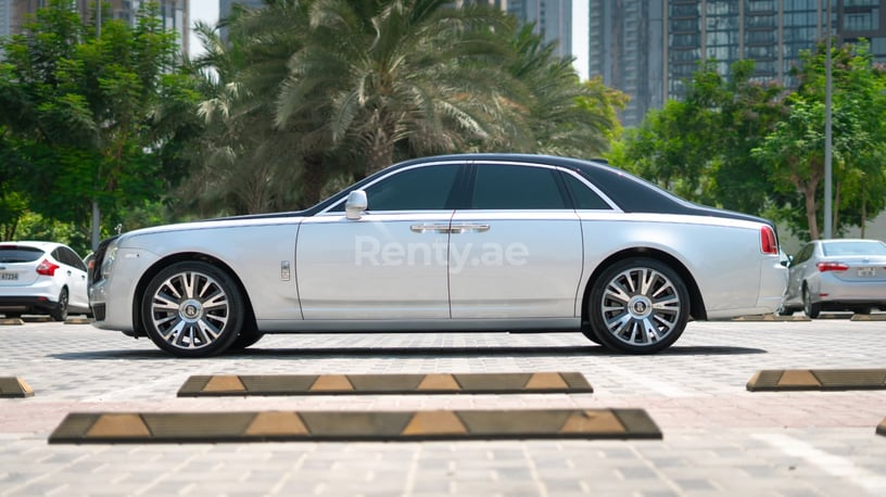 Abu Dabi'de kiralık Rolls Royce Ghost (Gri), 2019
