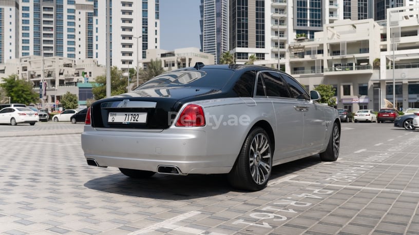 Abu Dabi'de kiralık Rolls Royce Ghost (Gri), 2019