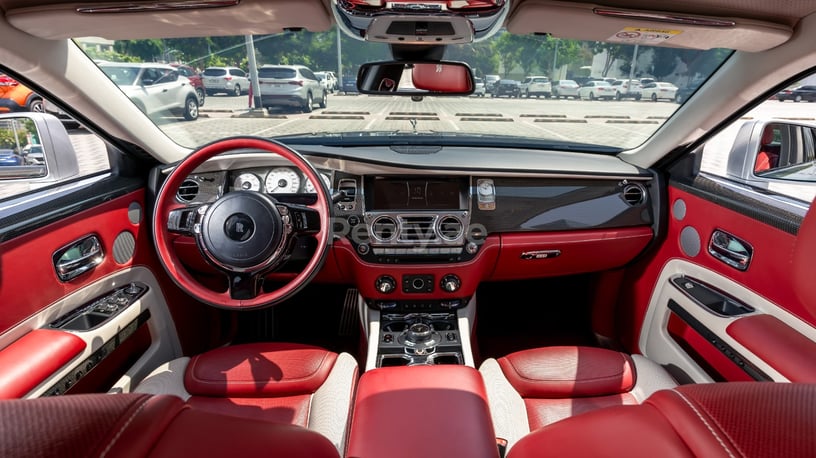 Abu Dabi'de kiralık Rolls Royce Ghost (Gri), 2019