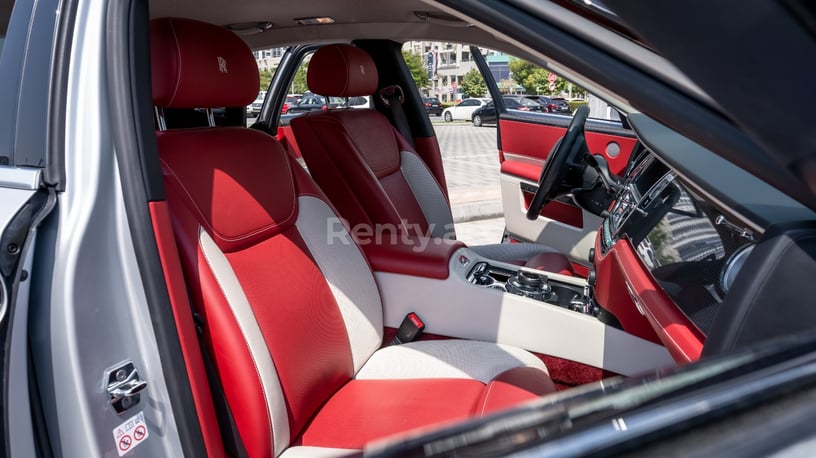 Abu Dabi'de kiralık Rolls Royce Ghost (Gri), 2019