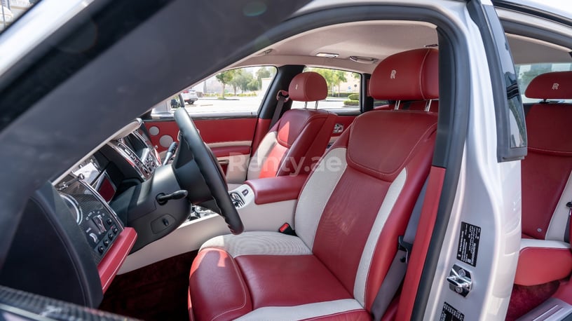 Abu Dabi'de kiralık Rolls Royce Ghost (Gri), 2019