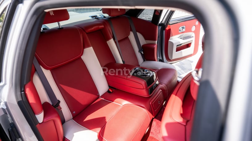 Abu Dabi'de kiralık Rolls Royce Ghost (Gri), 2019
