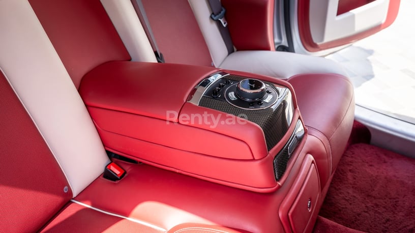 Abu Dabi'de kiralık Rolls Royce Ghost (Gri), 2019