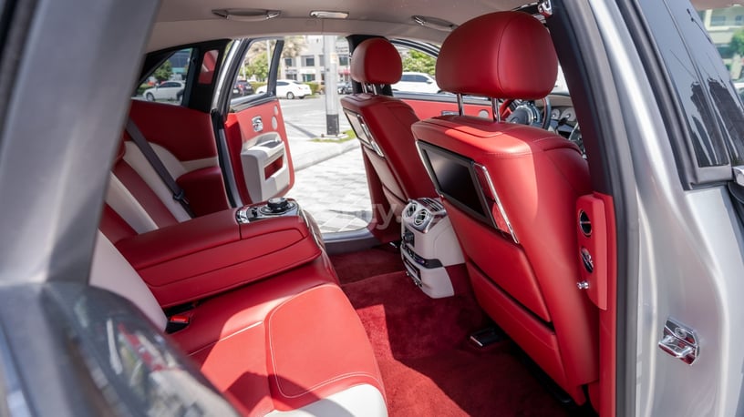 Abu Dabi'de kiralık Rolls Royce Ghost (Gri), 2019