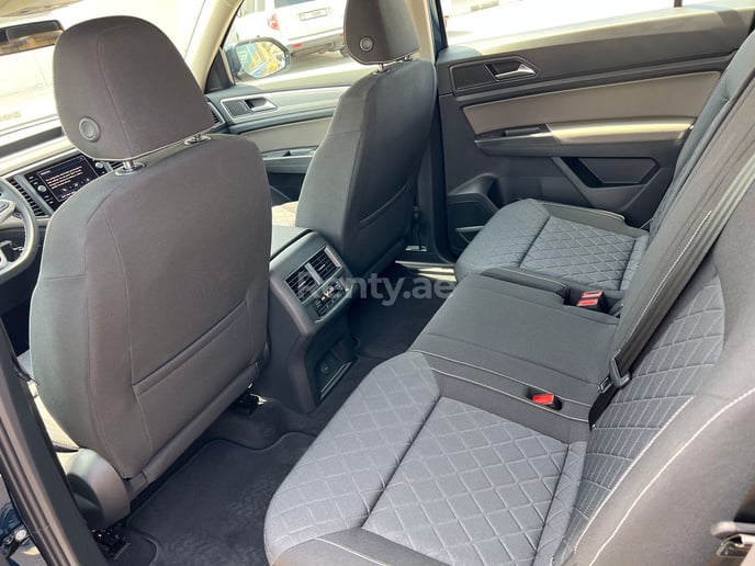 Volkswagen Teramont (Grijs), 2022 te huur in Dubai