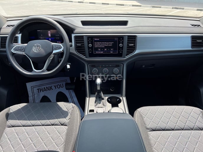 Volkswagen Teramont (Grijs), 2022 te huur in Dubai