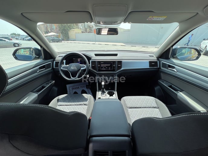 Volkswagen Teramont (Grijs), 2022 te huur in Dubai