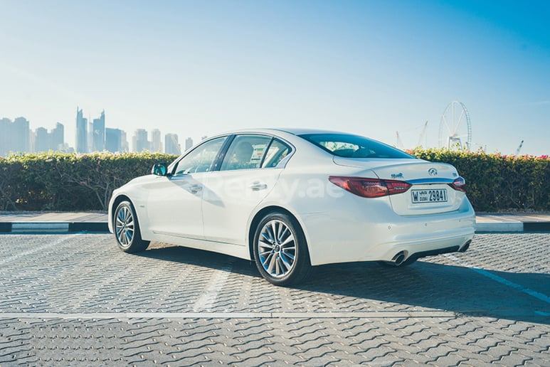 إيجار إنفينيتي Q50 (أبيض), 2018 في دبي