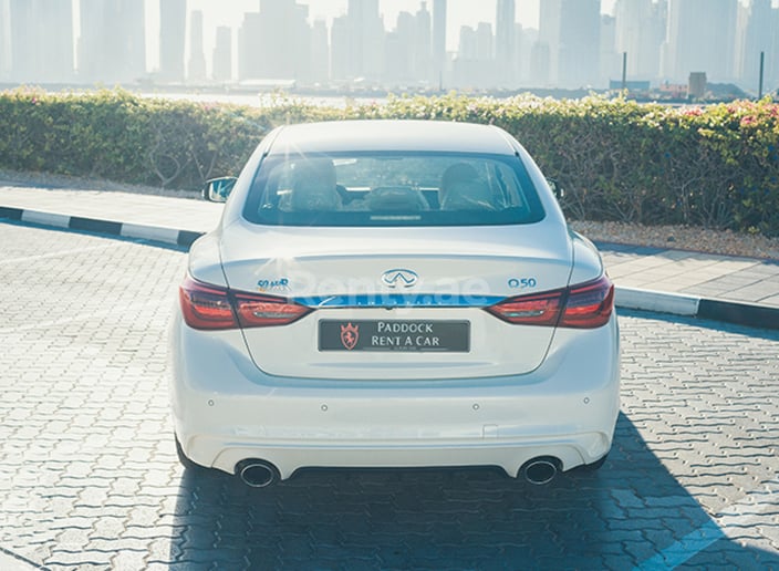 Infiniti Q50 (Blanc), 2018 &agrave; louer &agrave; Duba&iuml;