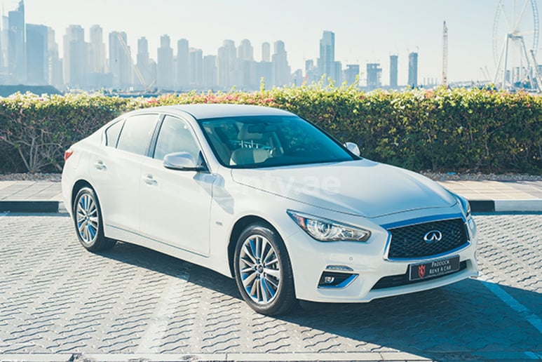 Infiniti Q50 (Blanc), 2018 &agrave; louer &agrave; Duba&iuml;