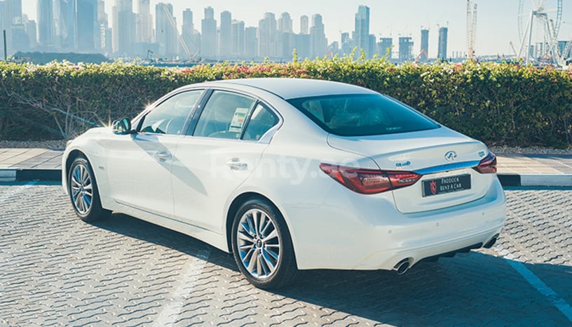 Infiniti Q50 (Blanc), 2018 &agrave; louer &agrave; Duba&iuml;