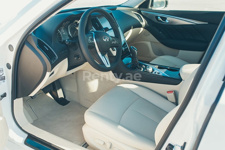 Infiniti Q50 (Blanc), 2018 &agrave; louer &agrave; Duba&iuml;