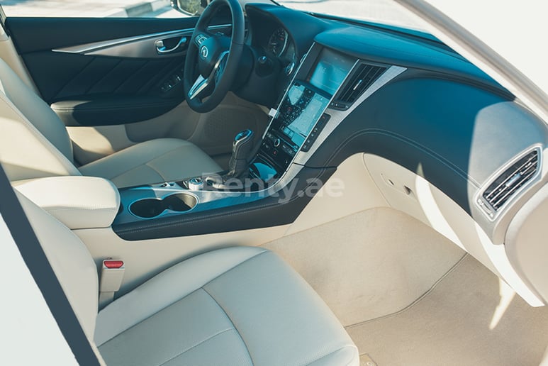 Infiniti Q50 (Blanc), 2018 &agrave; louer &agrave; Duba&iuml;