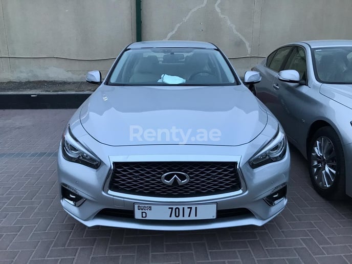 Dubai'de kiralık Infiniti Q50 (G&uuml;m&uuml;ş), 2019